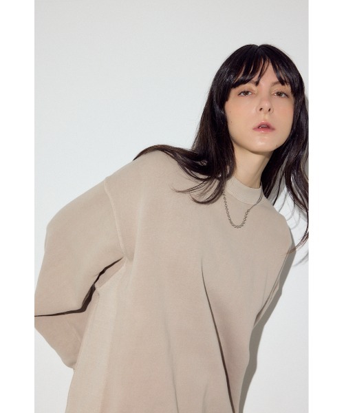 AZUL by moussy(アズールバイマウジー)の「ピグメント起毛裏毛クルーネックトップス(スウェット・レディース・ベージュ/ライトブラック・MEDIUM/SMALL)」の6枚目の写真