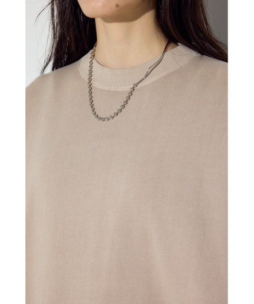 AZUL by moussy(アズールバイマウジー)の「ピグメント起毛裏毛クルーネックトップス(スウェット・レディース・ベージュ/ライトブラック・MEDIUM/SMALL)」の11枚目の写真