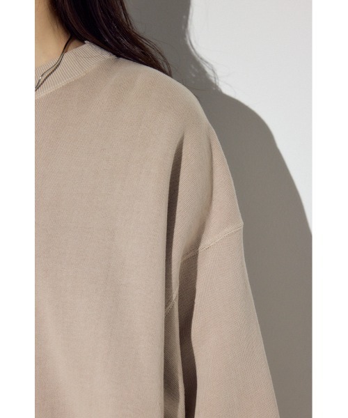 AZUL by moussy(アズールバイマウジー)の「ピグメント起毛裏毛クルーネックトップス(スウェット・レディース・ベージュ/ライトブラック・MEDIUM/SMALL)」の13枚目の写真