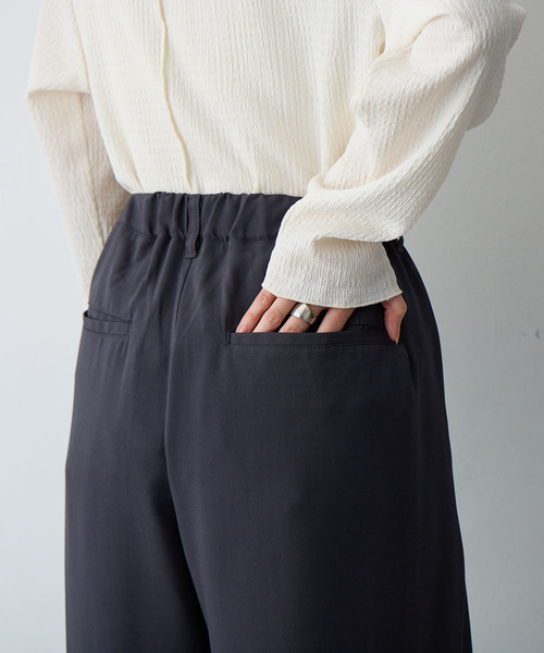 anyfee(エニフィー)の「【anyfee×HINAコラボ】サマラク多タックワイドパンツ(2026SS)(その他パンツ・レディース・ネイビー/ベージュ/チャコール/アイボリー・4L1/3L1/5L/4L/5L1/3L/LL)」の22枚目の写真