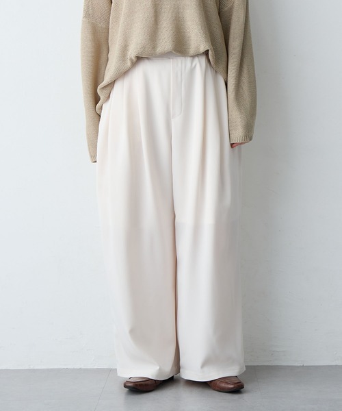 anyfee(エニフィー)の「【anyfee×HINAコラボ】サマラク多タックワイドパンツ(2026SS)(その他パンツ・レディース・ネイビー/ベージュ/チャコール/アイボリー・4L1/3L1/5L/4L/5L1/3L/LL)」の1枚目の写真