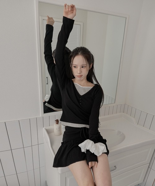 UNE MANSION(ユヌマンション)の「【UNE ORIGINAL】インナーパンツ付きフロントルーズしわウエストゴムフリルキャロットミニスカート(スカート・レディース・チャコール/ブラック・FREE)」の5枚目の写真