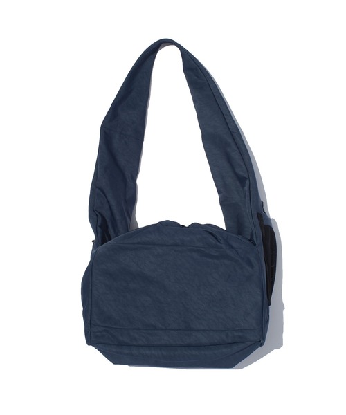 F/CE. (エフシーイー)の「F/CE. TEXTURED TWILL FUROSHIKI 2WAY SHOULDER / エフシーイー テクスチャード ツイル フロシキ 2ウェイ ショルダー(ショルダーバッグ・メンズ・ブラック/ネイビー・FREE)」の4枚目の写真