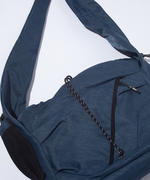 F/CE. (エフシーイー)の「F/CE. TEXTURED TWILL FUROSHIKI 2WAY SHOULDER / エフシーイー テクスチャード ツイル フロシキ 2ウェイ ショルダー(ショルダーバッグ・メンズ・ブラック/ネイビー・FREE)」の9枚目の写真