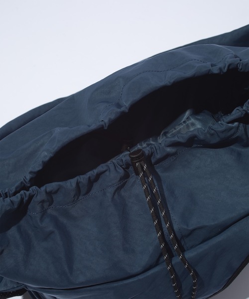 F/CE. (エフシーイー)の「F/CE. TEXTURED TWILL FUROSHIKI 2WAY SHOULDER / エフシーイー テクスチャード ツイル フロシキ 2ウェイ ショルダー(ショルダーバッグ・メンズ・ブラック/ネイビー・FREE)」の13枚目の写真
