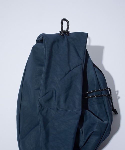F/CE. (エフシーイー)の「F/CE. TEXTURED TWILL FUROSHIKI 2WAY SHOULDER / エフシーイー テクスチャード ツイル フロシキ 2ウェイ ショルダー(ショルダーバッグ・メンズ・ブラック/ネイビー・FREE)」の8枚目の写真