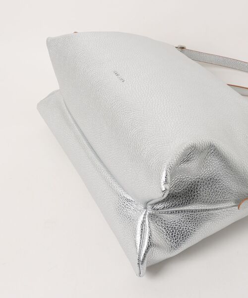 RIPANI(リパーニ)の「【RIPANI】A4対応シャインメタリックショルダー(Q66303)(ショルダーバッグ・レディース・シルバー・ALL)」の3枚目の写真