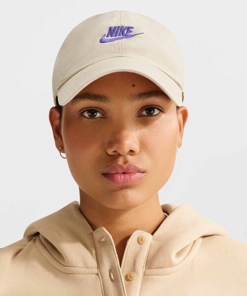 NIKE（ナイキ）の「ナイキ クラブ アンストラクチャード フューチュラ ウォッシュ キャップ / Nike Club Unstructured Futura Wash Cap FB5368-229 Light Khaki（キャップ・メンズ・ブラウン系その他2・M/L/L/XL/S/M）」の3枚目の写真