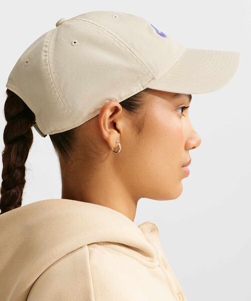 NIKE（ナイキ）の「ナイキ クラブ アンストラクチャード フューチュラ ウォッシュ キャップ / Nike Club Unstructured Futura Wash Cap FB5368-229 Light Khaki（キャップ・メンズ・ブラウン系その他2・M/L/L/XL/S/M）」の4枚目の写真