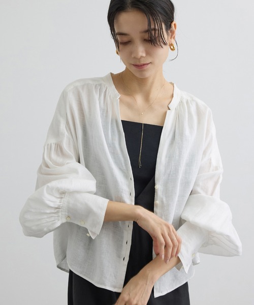 SALON adam et rope'（サロン アダム エ ロペ）の「GENTLE LINEN クロップドギャザーブラウス（シャツ/ブラウス・レディース・ホワイト/ブラック/ピンク/グレー・FREE）」の2枚目の写真