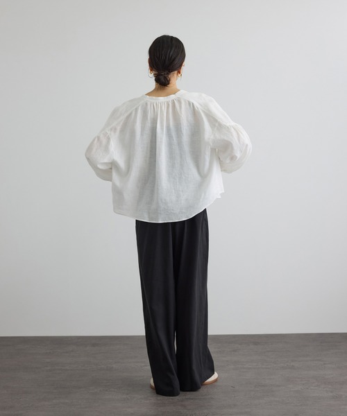 SALON adam et rope'（サロン アダム エ ロペ）の「GENTLE LINEN クロップドギャザーブラウス（シャツ/ブラウス・レディース・ホワイト/ブラック/ピンク/グレー・FREE）」の13枚目の写真