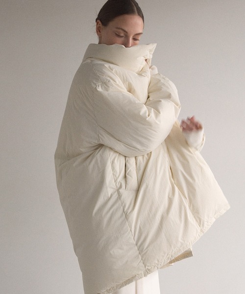 MIELI INVARIANT（ミエリインヴァリアント）の「Airy Stand Down Jacket（ダウンジャケット/コート・レディース・アイボリー・FREE）」の7枚目の写真
