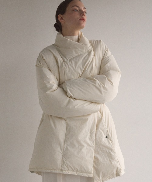 MIELI INVARIANT（ミエリインヴァリアント）の「Airy Stand Down Jacket（ダウンジャケット/コート・レディース・アイボリー・FREE）」の2枚目の写真