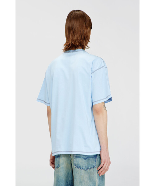 DIESEL(ディーゼル)の「メンズ Tシャツ T-BOXT-V11(Tシャツ/カットソー・メンズ・ライトインディゴブルー・SMALL/MEDIUM/X-SMALL/X-LARGE/XX-LARGE/XXX-LARGE/LARGE)」の3枚目の写真