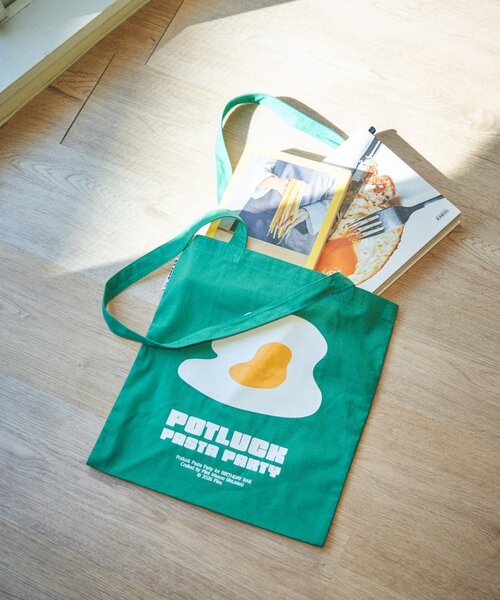 BIRTHDAY BAR（バースデイバー）の「【クリエイター「FLINT MASON」× BIRTHDAY BAR 初コラボ！】POTLUCK PASTA PARTYトートバッグ（トートバッグ・レディース・ベージュ/オレンジ/ブラック/グリーン・0）」の9枚目の写真