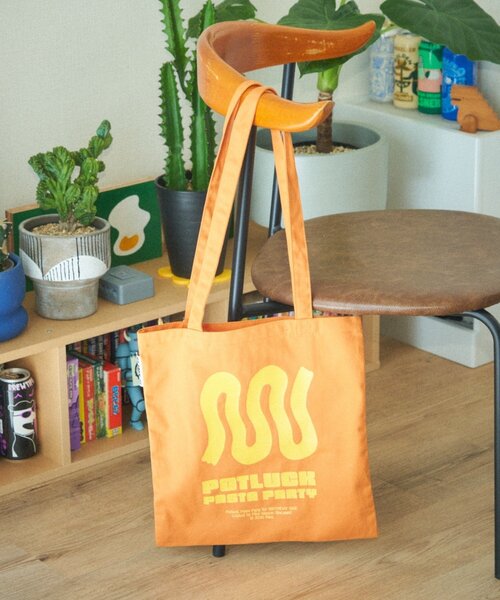 BIRTHDAY BAR（バースデイバー）の「【クリエイター「FLINT MASON」× BIRTHDAY BAR 初コラボ！】POTLUCK PASTA PARTYトートバッグ（トートバッグ・レディース・ベージュ/オレンジ/ブラック/グリーン・0）」の14枚目の写真