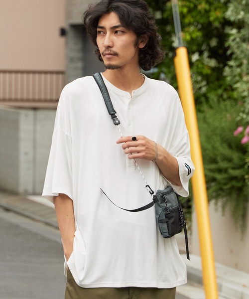 OK YESTERDAY(オッケーイエスタデイ)の「OK YESTERDAY / オーケー イエスタデイ ドレープ ヘンリーTシャツ / DRAPE HENLEY T-SHIRT 秋 秋服 2026年秋冬(Tシャツ/カットソー・メンズ・レッド/ホワイト/ブラック/ダークグリーン・L/M)」の2枚目の写真