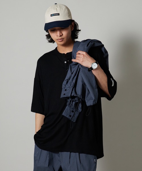 OK YESTERDAY(オッケーイエスタデイ)の「OK YESTERDAY / オーケー イエスタデイ ドレープ ヘンリーTシャツ / DRAPE HENLEY T-SHIRT 秋 秋服 2026年秋冬(Tシャツ/カットソー・メンズ・レッド/ホワイト/ブラック/ダークグリーン・L/M)」の1枚目の写真