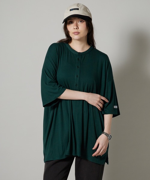 OK YESTERDAY(オッケーイエスタデイ)の「OK YESTERDAY / オーケー イエスタデイ ドレープ ヘンリーTシャツ / DRAPE HENLEY T-SHIRT 秋 秋服 2026年秋冬(Tシャツ/カットソー・メンズ・レッド/ホワイト/ブラック/ダークグリーン・L/M)」の3枚目の写真