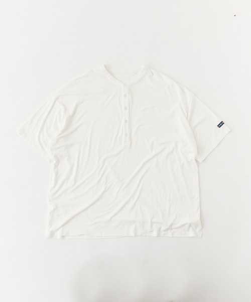 OK YESTERDAY(オッケーイエスタデイ)の「OK YESTERDAY / オーケー イエスタデイ ドレープ ヘンリーTシャツ / DRAPE HENLEY T-SHIRT 秋 秋服 2026年秋冬(Tシャツ/カットソー・メンズ・レッド/ホワイト/ブラック/ダークグリーン・L/M)」の5枚目の写真