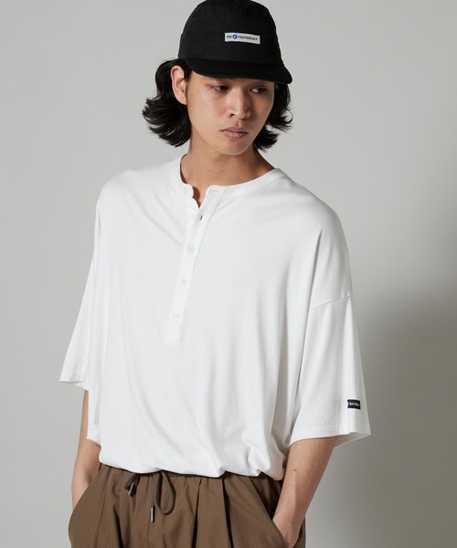 OK YESTERDAY(オッケーイエスタデイ)の「OK YESTERDAY / オーケー イエスタデイ ドレープ ヘンリーTシャツ / DRAPE HENLEY T-SHIRT 秋 秋服 2026年秋冬(Tシャツ/カットソー・メンズ・レッド/ホワイト/ブラック/ダークグリーン・L/M)」の7枚目の写真