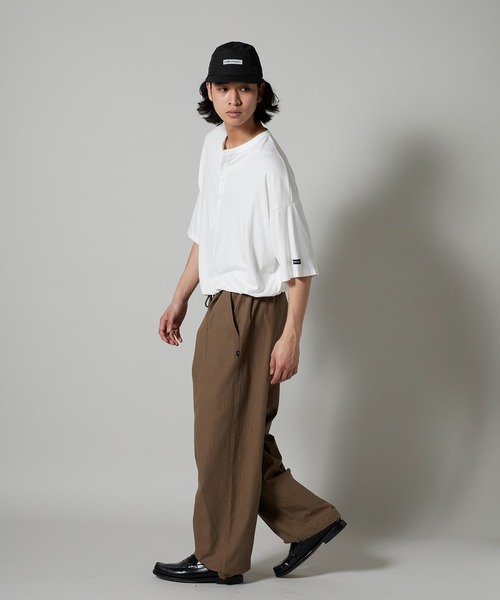 OK YESTERDAY(オッケーイエスタデイ)の「OK YESTERDAY / オーケー イエスタデイ ドレープ ヘンリーTシャツ / DRAPE HENLEY T-SHIRT 秋 秋服 2026年秋冬(Tシャツ/カットソー・メンズ・レッド/ホワイト/ブラック/ダークグリーン・L/M)」の9枚目の写真