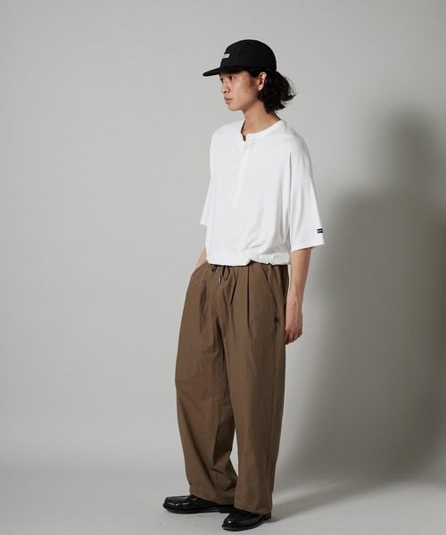 OK YESTERDAY(オッケーイエスタデイ)の「OK YESTERDAY / オーケー イエスタデイ ドレープ ヘンリーTシャツ / DRAPE HENLEY T-SHIRT 秋 秋服 2026年秋冬(Tシャツ/カットソー・メンズ・レッド/ホワイト/ブラック/ダークグリーン・L/M)」の10枚目の写真