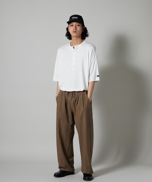 OK YESTERDAY(オッケーイエスタデイ)の「OK YESTERDAY / オーケー イエスタデイ ドレープ ヘンリーTシャツ / DRAPE HENLEY T-SHIRT 秋 秋服 2026年秋冬(Tシャツ/カットソー・メンズ・レッド/ホワイト/ブラック/ダークグリーン・L/M)」の8枚目の写真