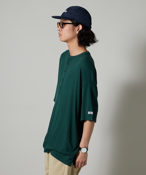 OK YESTERDAY(オッケーイエスタデイ)の「OK YESTERDAY / オーケー イエスタデイ ドレープ ヘンリーTシャツ / DRAPE HENLEY T-SHIRT 秋 秋服 2026年秋冬(Tシャツ/カットソー・メンズ・レッド/ホワイト/ブラック/ダークグリーン・L/M)」の20枚目の写真