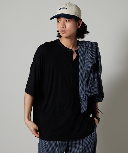OK YESTERDAY(オッケーイエスタデイ)の「OK YESTERDAY / オーケー イエスタデイ ドレープ ヘンリーTシャツ / DRAPE HENLEY T-SHIRT 秋 秋服 2026年秋冬(Tシャツ/カットソー・メンズ・レッド/ホワイト/ブラック/ダークグリーン・L/M)」の12枚目の写真