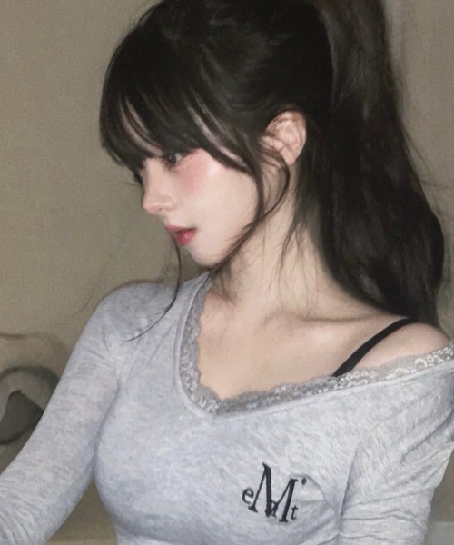 MUCENT(ムセント)の「A'GEM/9 × .kom 『MUCENT/ムセント』 SUNNIOR LACE V-NECK LONG SLEEVE T/レースVネック ロングスリーブ(Tシャツ/カットソー・レディース・ブラック/ホワイト/グレー・FREE)」の3枚目の写真