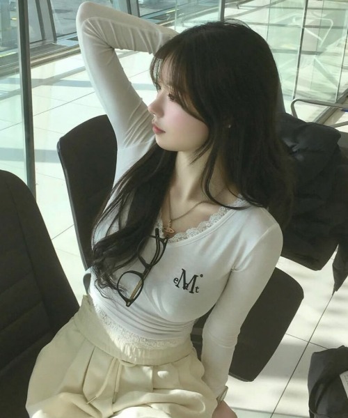 MUCENT(ムセント)の「A'GEM/9 × .kom 『MUCENT/ムセント』 SUNNIOR LACE V-NECK LONG SLEEVE T/レースVネック ロングスリーブ(Tシャツ/カットソー・レディース・ブラック/ホワイト/グレー・FREE)」の1枚目の写真