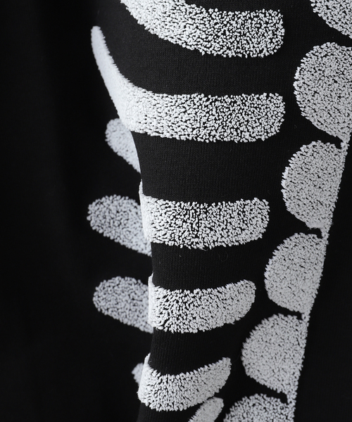 DISCOVERED(ディスカバード)の「DISCOVERED / ディスカバード BRUSH BONE&HEART TEE(Tシャツ/カットソー・メンズ・ブラック・3)」の3枚目の写真