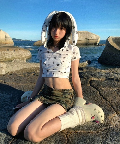 lilful(リルフル)の「【26年春夏新作】うさ耳付き スタードット柄 ラインストーンロゴ フード付きパーカー(Tシャツ/カットソー・レディース・ホワイト・F)」の11枚目の写真
