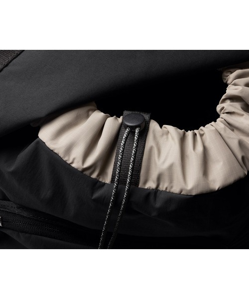 Bellroy（ベルロイ）の「Bellroy-バックパック/リュックサック Cinch Backpack（バックパック/リュック・メンズ・ブラック/ライトグリーン・ONE SIZE/ONESIZE）」の5枚目の写真
