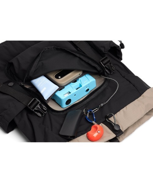 Bellroy（ベルロイ）の「Bellroy-バックパック/リュックサック Cinch Backpack（バックパック/リュック・メンズ・ブラック/ライトグリーン・ONE SIZE/ONESIZE）」の6枚目の写真