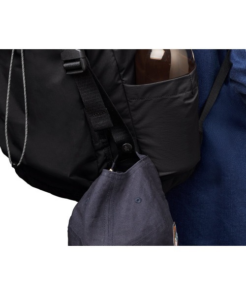 Bellroy（ベルロイ）の「Bellroy-バックパック/リュックサック Cinch Backpack（バックパック/リュック・メンズ・ブラック/ライトグリーン・ONE SIZE/ONESIZE）」の8枚目の写真