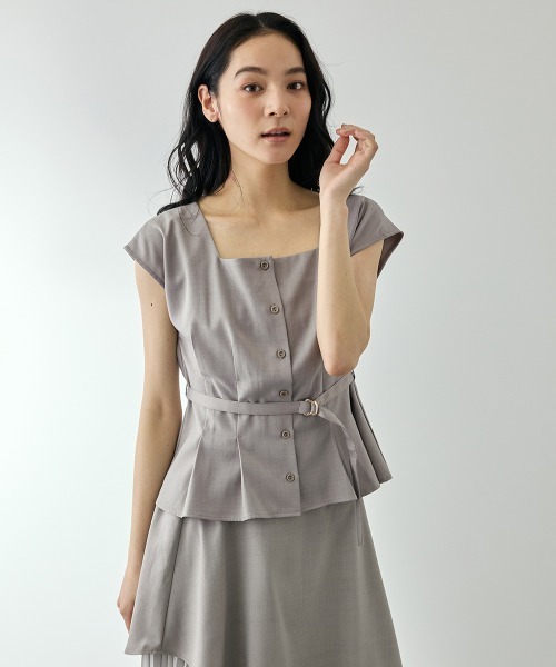 QUEENS COURT(クイーンズコート)の「麻調ライトツイルスクエアネックブラウス(シャツ/ブラウス・レディース・ライトグレー/ブラウン/アイボリー・M)」の1枚目の写真