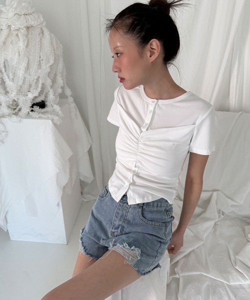 4INT.(フォイント)の「【重ね着風】シャーリング レイヤード ボタン クロップド 半袖 Tシャツ(Tシャツ/カットソー・レディース・ブラック/ホワイト/グレー・FREE)」の2枚目の写真