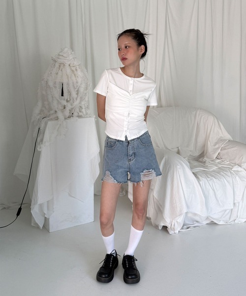 4INT.(フォイント)の「【重ね着風】シャーリング レイヤード ボタン クロップド 半袖 Tシャツ(Tシャツ/カットソー・レディース・ブラック/ホワイト/グレー・FREE)」の5枚目の写真
