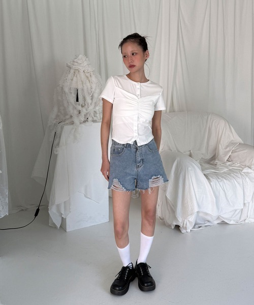 4INT.(フォイント)の「【重ね着風】シャーリング レイヤード ボタン クロップド 半袖 Tシャツ(Tシャツ/カットソー・レディース・ブラック/ホワイト/グレー・FREE)」の7枚目の写真