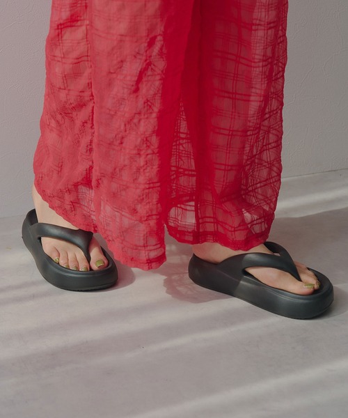 bohmal(ボマール)の「厚底軽量EVAトングサンダル(サンダル・レディース・ホワイト/ブラック・LARGE/MEDIUM)」の4枚目の写真