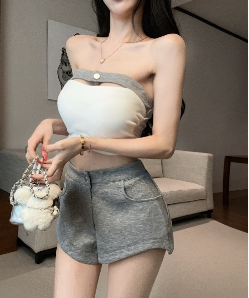 NoBelle（ノベル）の「デコルテラインカップ付きチューブトップ　スウェットショートパンツ　セットアップ（セットアップ・レディース・グレー/ブラック/ライトベージュ・FREE）」の2枚目の写真