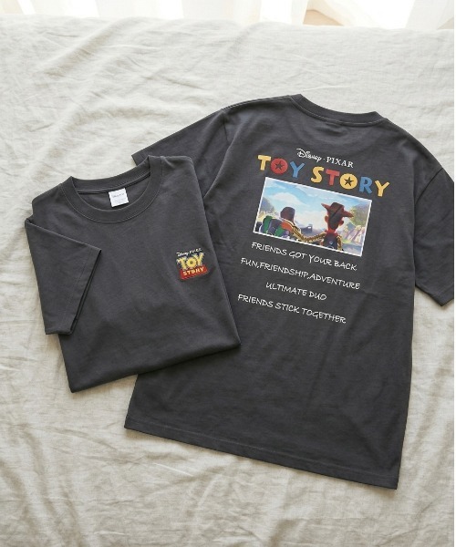 Disney(ディズニー)の「【DISNEY/ディズニー】TOY STORY フロント&バックプリント&キャラクタープリント 半袖Tシャツ (DRY) ユニセックス(Tシャツ/カットソー・メンズ・ダークグリーン/グレイッシュベージュ/スミクロ/オフホワイト・LARGE/MEDIUM)」の2枚目の写真