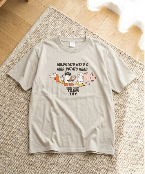 Disney(ディズニー)の「【DISNEY/ディズニー】TOY STORY フロント&バックプリント&キャラクタープリント 半袖Tシャツ (DRY) ユニセックス(Tシャツ/カットソー・メンズ・ダークグリーン/グレイッシュベージュ/スミクロ/オフホワイト・LARGE/MEDIUM)」の3枚目の写真