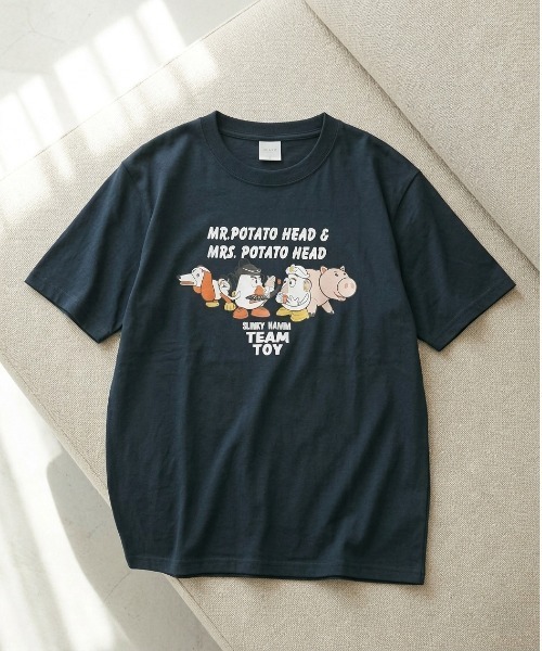 Disney(ディズニー)の「【DISNEY/ディズニー】TOY STORY フロント&バックプリント&キャラクタープリント 半袖Tシャツ (DRY) ユニセックス(Tシャツ/カットソー・メンズ・ダークグリーン/グレイッシュベージュ/スミクロ/オフホワイト・LARGE/MEDIUM)」の4枚目の写真