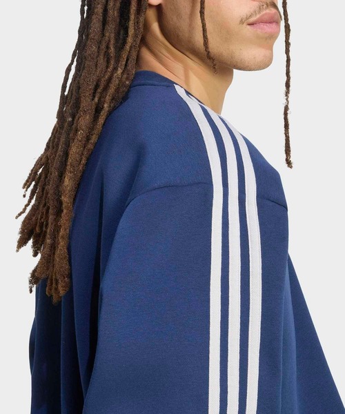 adidas(アディダス)の「アディカラー スリーストライプス オーバーサイズ クルーネック / トレーナー / アディダスオリジナルス adidas Originals(スウェット・メンズ・ブルー・X-LARGE/XX-LARGE/X-SMALL/SMALL/MEDIUM/3XL/LARGE)」の4枚目の写真