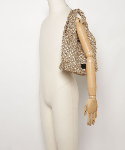 MAISON mou(メゾンムー)の「【Swaraj/スワラージ】手編みのメタリックマクラメ・ハンドBAG(ハンドバッグ・レディース・ピンクゴールド/ブラック系・FREE)」の6枚目の写真