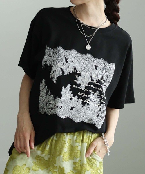 Sawa a la mode(サワアラモード)の「レース柄フロッキープリントTシャツ(Tシャツ/カットソー・レディース・ブラック/オフホワイト・FREE)」の2枚目の写真
