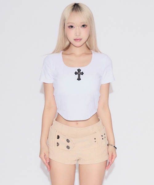 tinkerend（ティンカーエンド）の「【カップ付き】Cross U-neck Tight-fit T-shirt / クロスUネックタイトフィットTシャツ（Tシャツ/カットソー・レディース・ブラック/ホワイト・FREE）」の3枚目の写真
